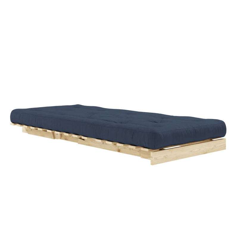 Canapé-lit en pin massif avec matelas bleu marine 90x200cm Raw roots - Karup Design