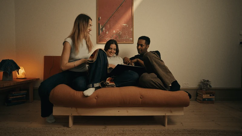 Canapé-lit en pin massif avec matelas marron 140x200cm Raw roots - Karup Design