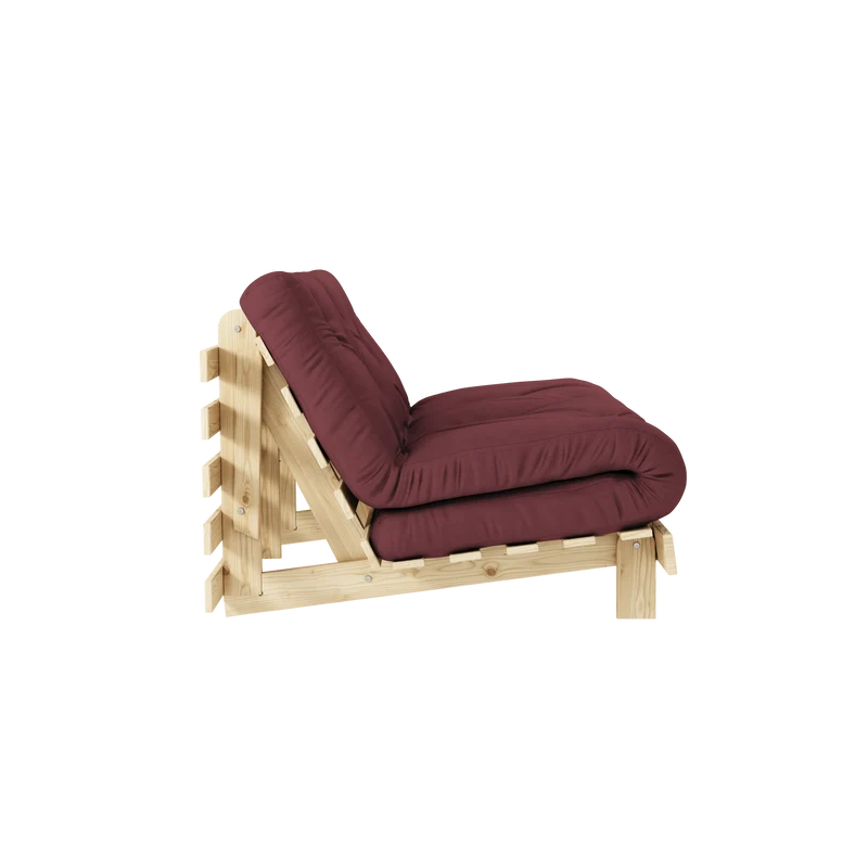 Canapé-lit en pin massif avec matelas bordeaux 140x200cm Raw roots - Karup Design