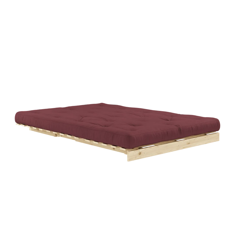 Canapé-lit en pin massif avec matelas bordeaux 140x200cm Raw roots - Karup Design