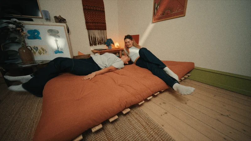 Canapé-lit en pin massif avec matelas bordeaux 140x200cm Raw roots - Karup Design