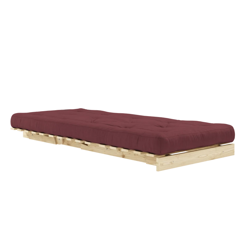 Canapé-lit en pin massif avec matelas bordeaux 90x200cm Raw roots - Karup Design