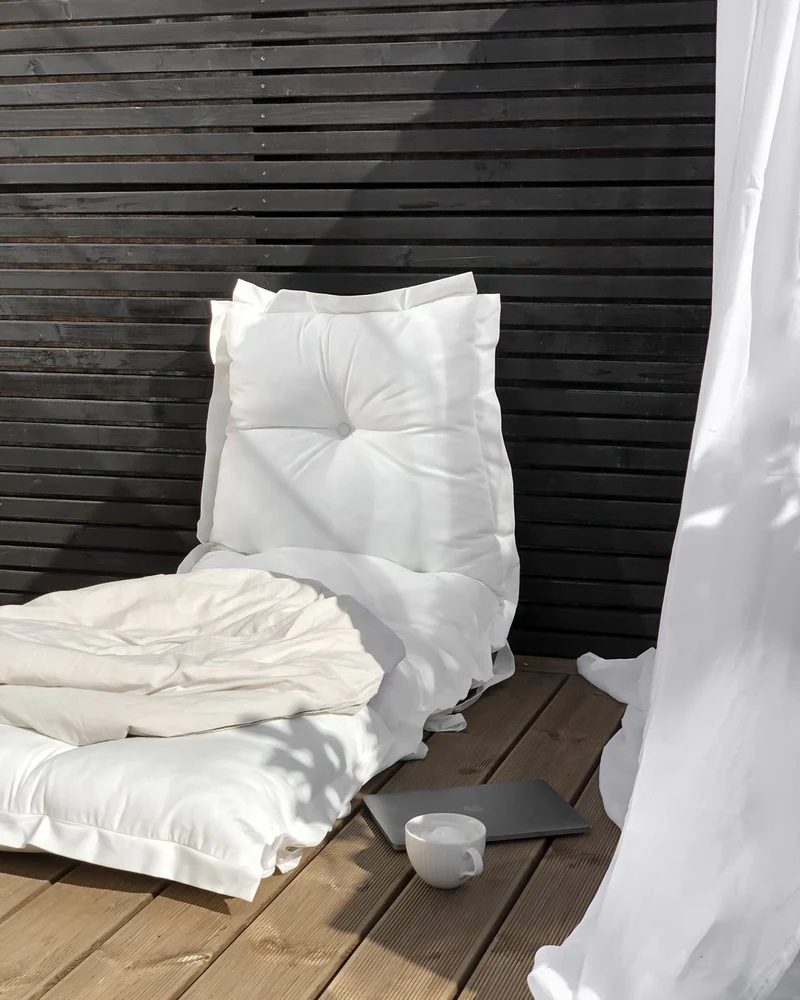 Futon d'extérieur en acrylique blanc 80x135x65cm Sit and sleep - Karup Design