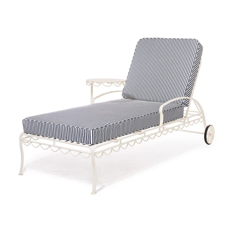 Transat de jardin en métal blanc antique et coussin en tissu rayé bleu marine Lauren The Al Fresco - Business & Pleasure