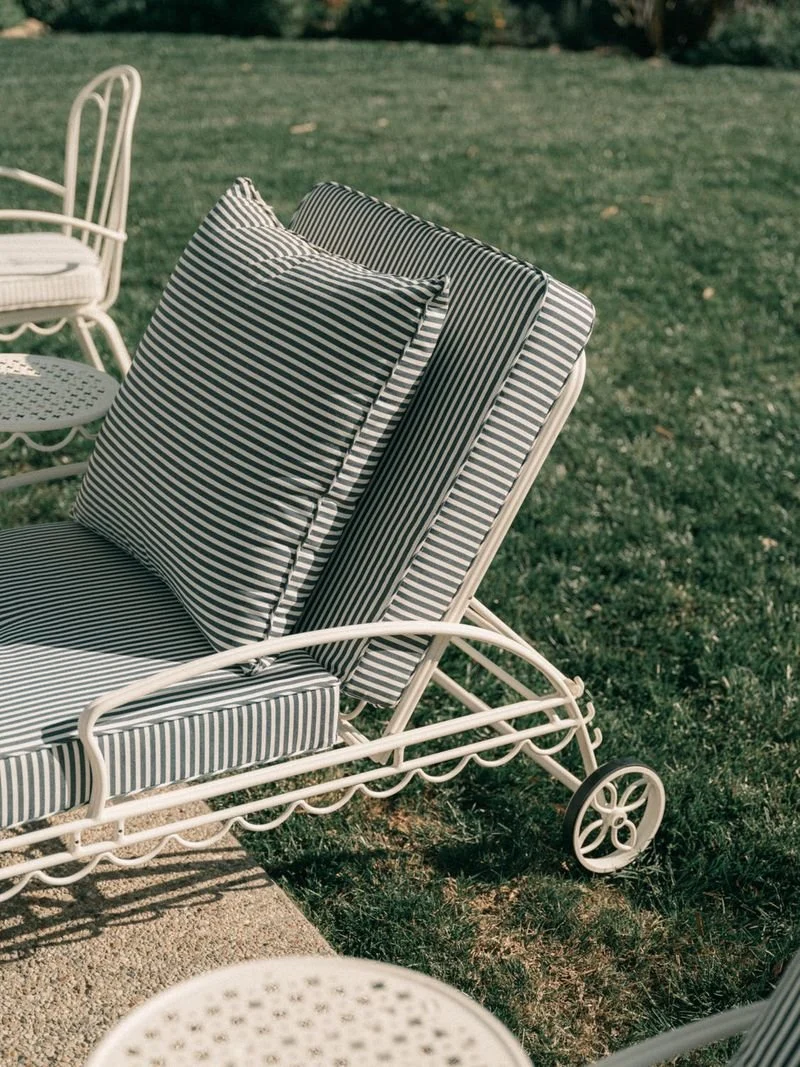 Transat de jardin en métal blanc antique et coussin en tissu rayé bleu marine Lauren The Al Fresco - Business & Pleasure