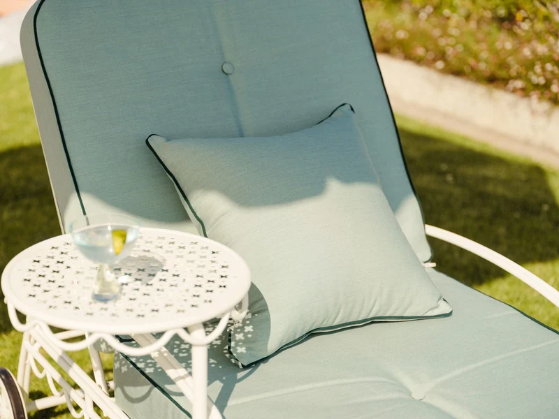 Transat de jardin en métal blanc antique et coussin en tissu vert Rivie Green The Al Fresco - Business & Pleasure