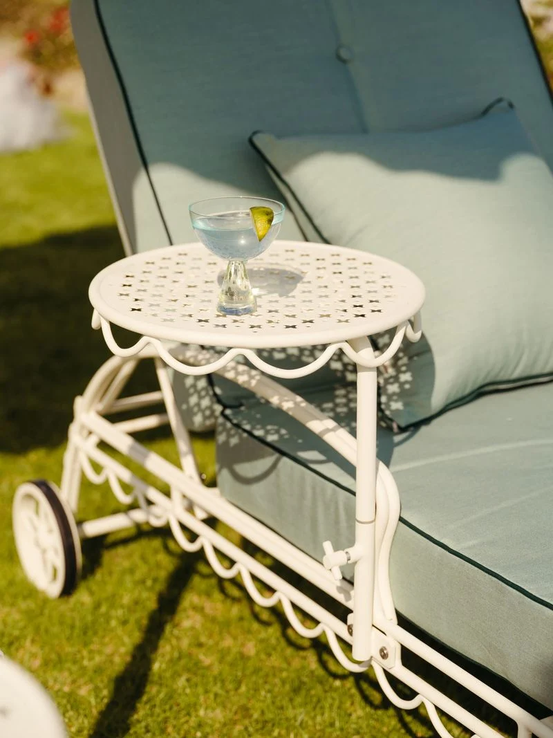 Transat de jardin en métal blanc antique et coussin en tissu vert Rivie Green The Al Fresco - Business & Pleasure