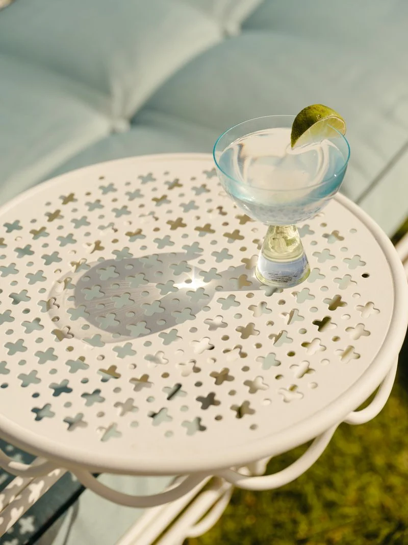 Transat de jardin en métal blanc antique et coussin en tissu vert Rivie Green The Al Fresco - Business & Pleasure