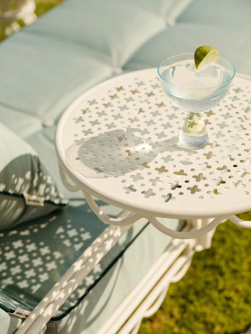 Transat de jardin en métal blanc antique et coussin en tissu vert Rivie Green The Al Fresco - Business & Pleasure