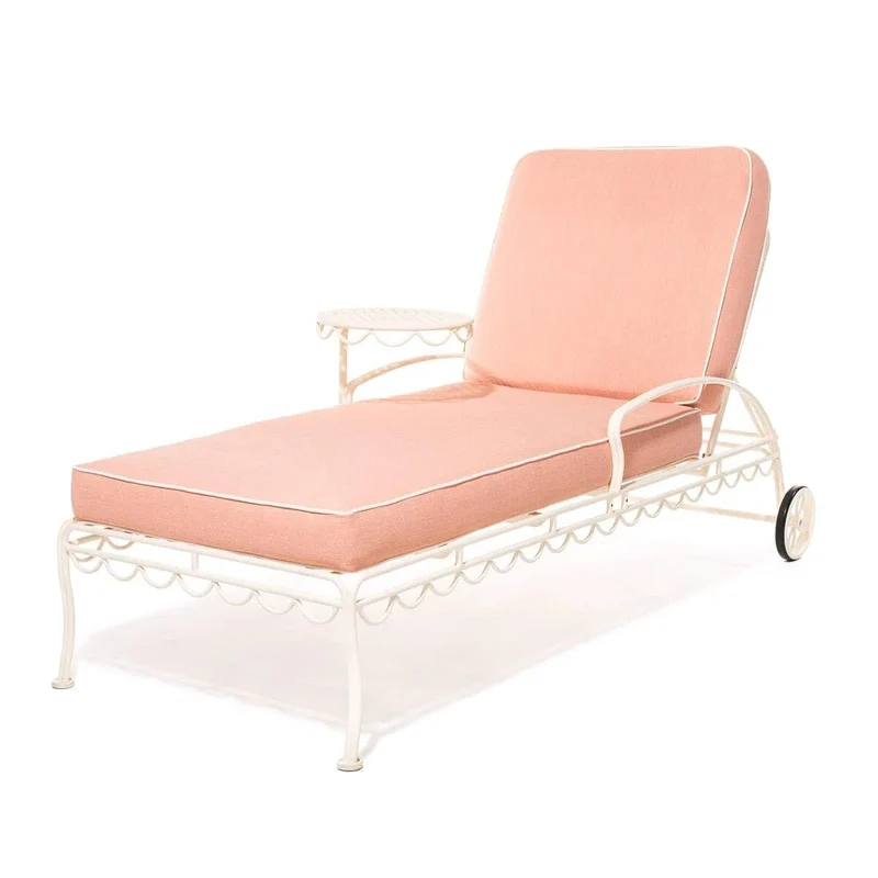 Transat de jardin en métal blanc antique et coussin en tissu rose Rivie Pink The Al Fresco - Business & Pleasure