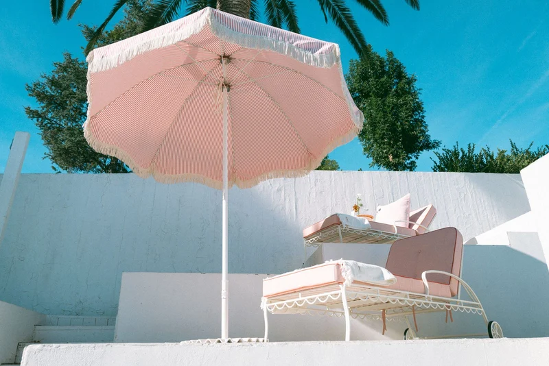 Transat de jardin en métal blanc antique et coussin en tissu rose Rivie Pink The Al Fresco - Business & Pleasure