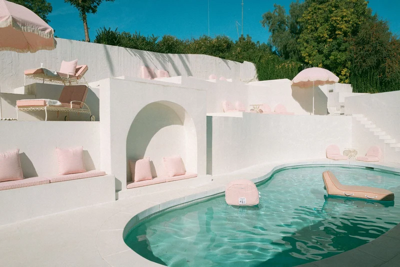 Transat de jardin en métal blanc antique et coussin en tissu rose Rivie Pink The Al Fresco - Business & Pleasure
