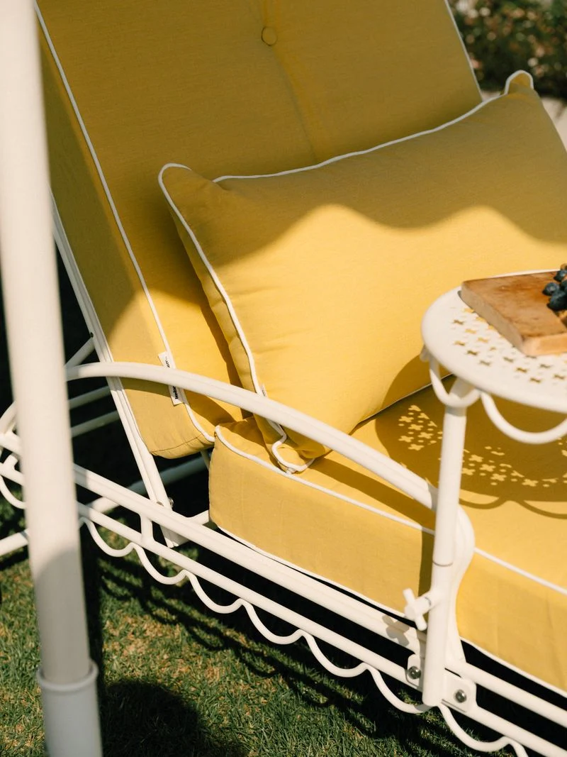 Transat de jardin en métal blanc antique et coussin en tissu jaune Rivie Mimosa The Al Fresco - Business & Pleasure
