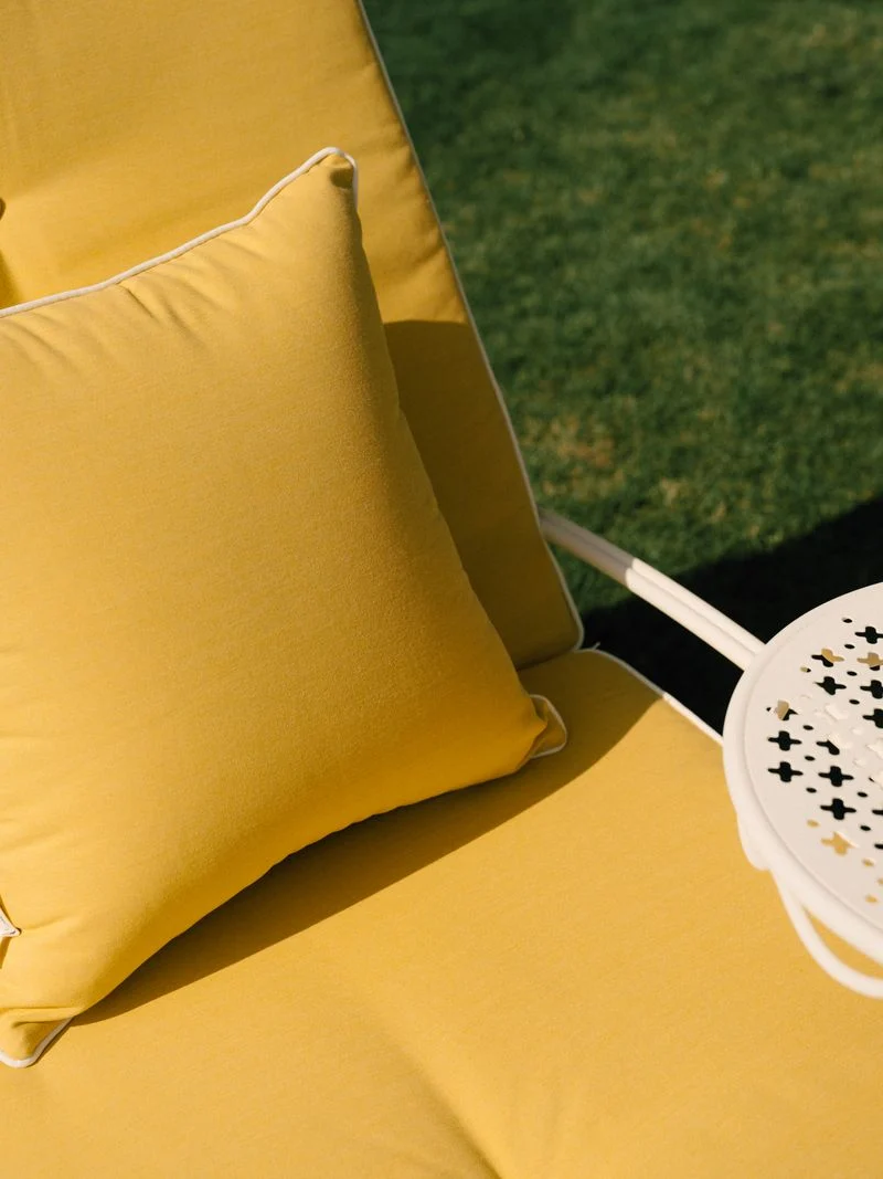Transat de jardin en métal blanc antique et coussin en tissu jaune Rivie Mimosa The Al Fresco - Business & Pleasure