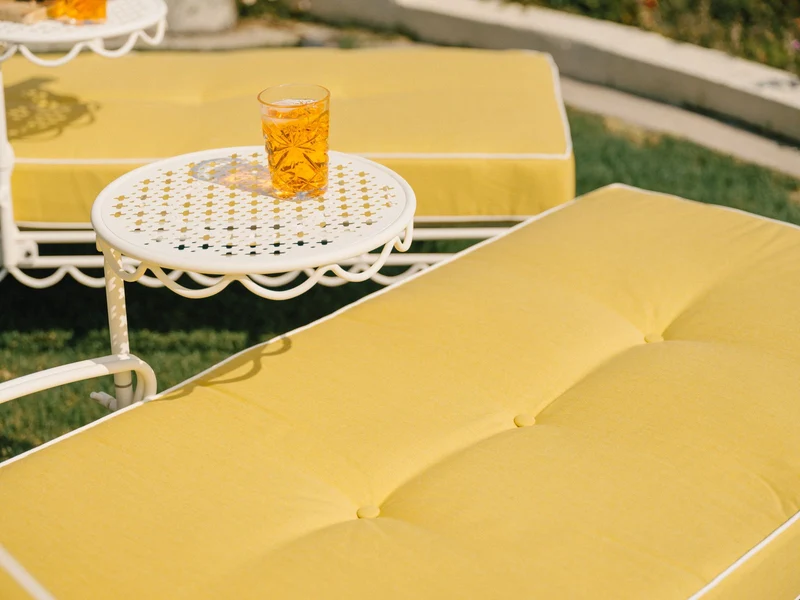 Transat de jardin en métal blanc antique et coussin en tissu jaune Rivie Mimosa The Al Fresco - Business & Pleasure
