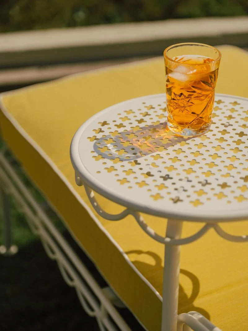 Transat de jardin en métal blanc antique et coussin en tissu jaune Rivie Mimosa The Al Fresco - Business & Pleasure