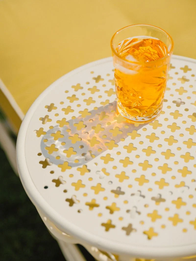 Transat de jardin en métal blanc antique et coussin en tissu jaune Rivie Mimosa The Al Fresco - Business & Pleasure