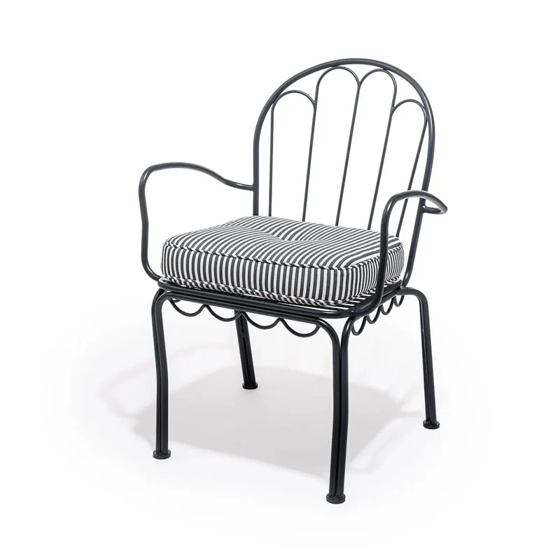 Chaise de jardin en métal noir vintage et coussin en tissu rayé bleu marine The Al Fresco - Business & Pleasure