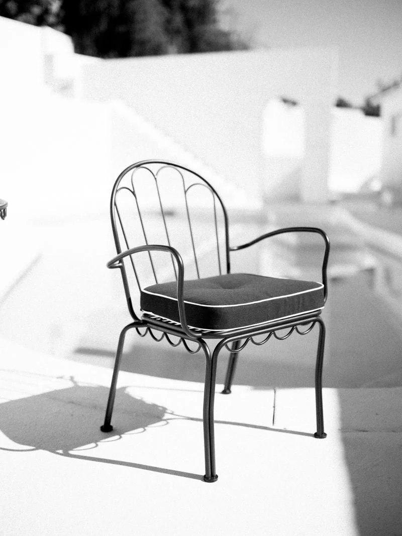 Chaise de jardin en métal noir vintage et coussin en tissu rayé bleu marine The Al Fresco - Business & Pleasure