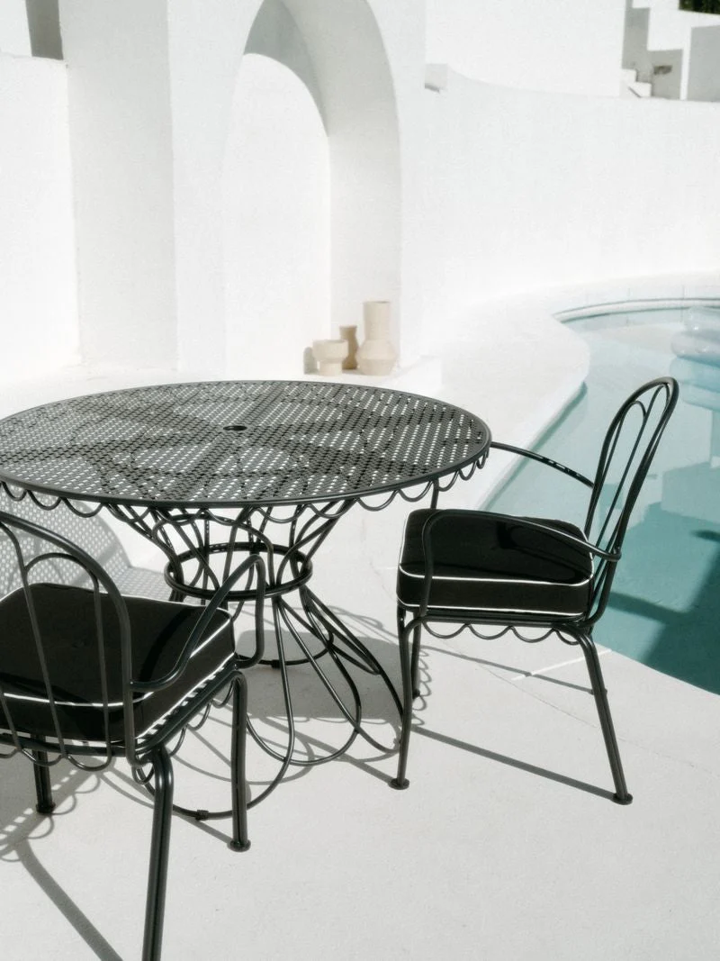 Chaise de jardin en métal noir vintage et coussin en tissu rayé bleu marine The Al Fresco - Business & Pleasure