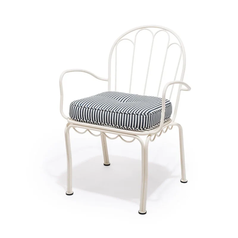 Chaise de jardin en métal blanc antique et coussin en tissu rayé bleu marine The Al Fresco - Business & Pleasure