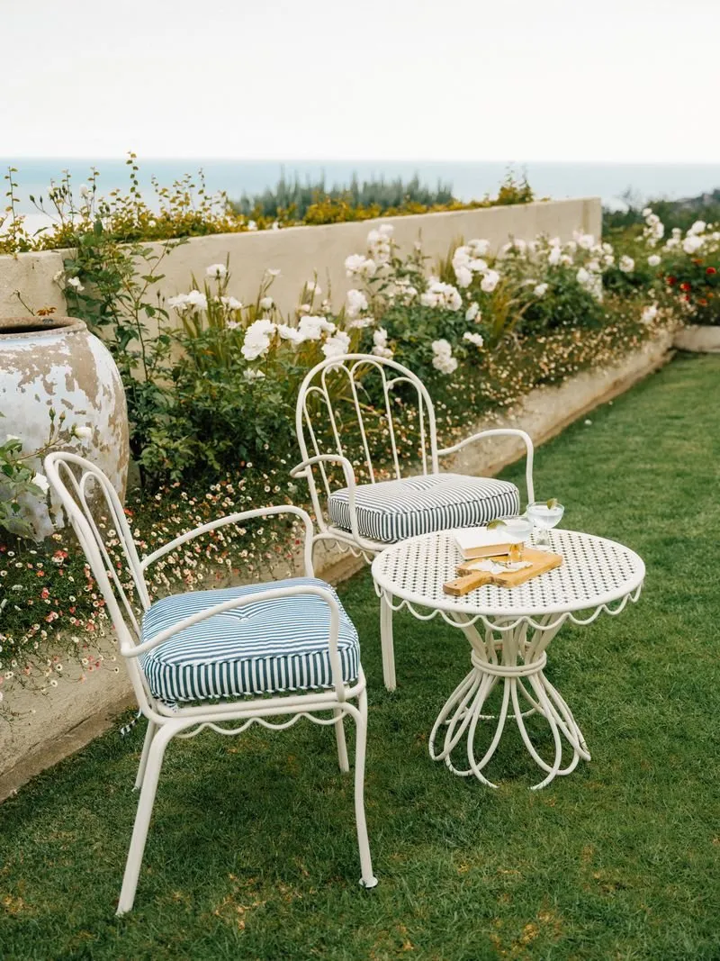 Chaise de jardin en métal blanc antique et coussin en tissu rayé bleu marine The Al Fresco - Business & Pleasure