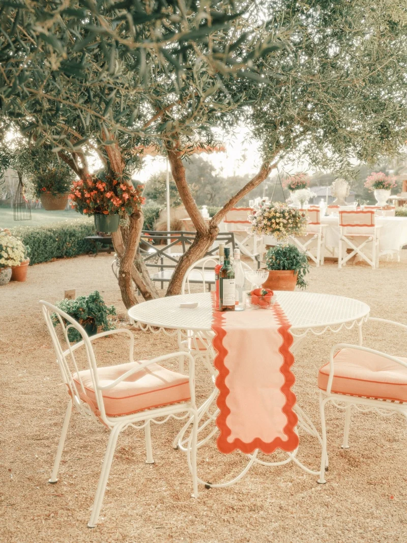Chaise de jardin en métal blanc antique et coussin en tissu rose Rivie Pink The Al Fresco - Business & Pleasure