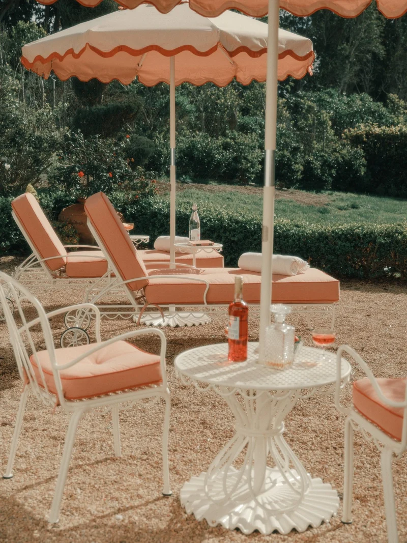 Chaise de jardin en métal blanc antique et coussin en tissu rose Rivie Pink The Al Fresco - Business & Pleasure