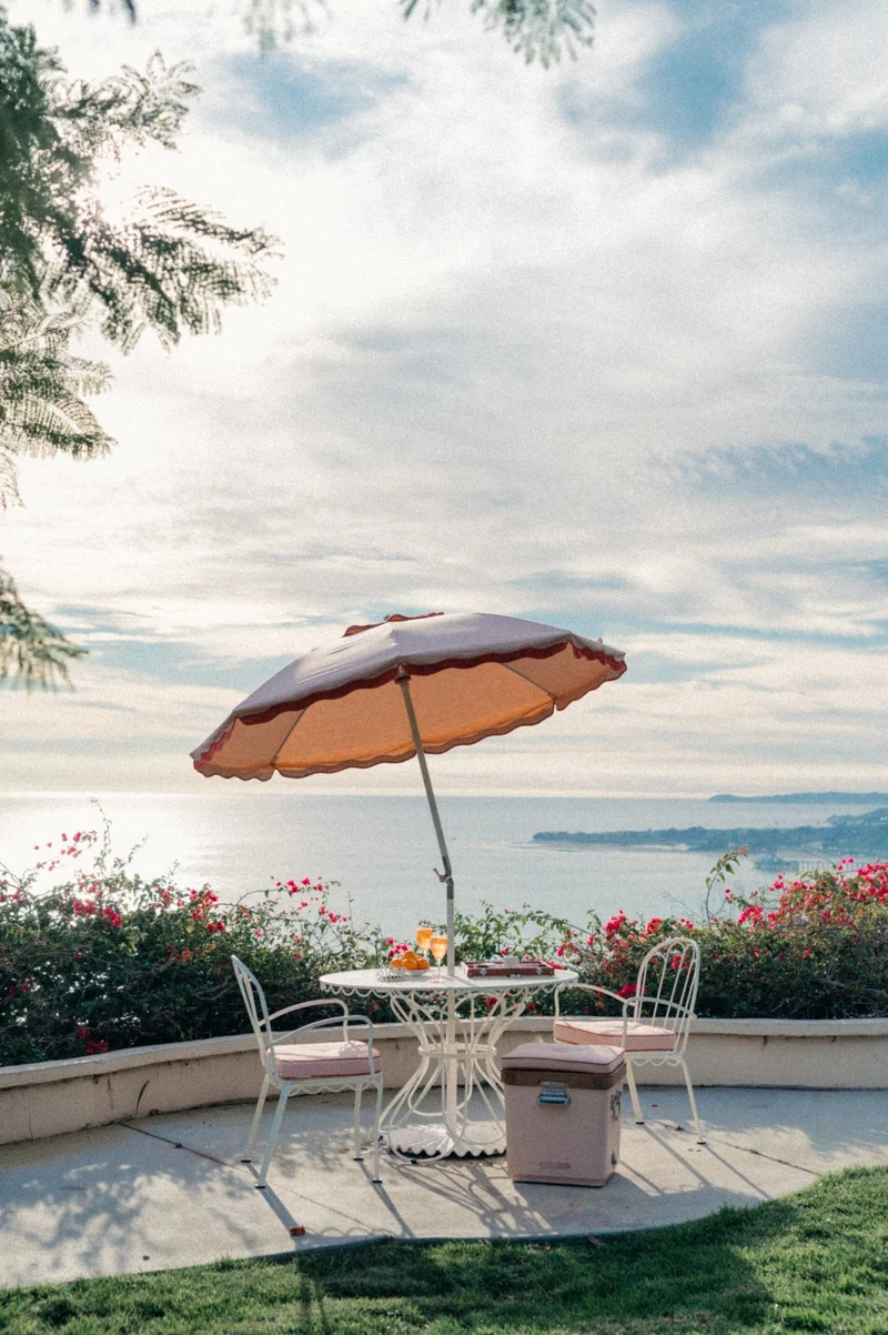 Chaise de jardin en métal blanc antique et coussin en tissu rose Rivie Pink The Al Fresco - Business & Pleasure