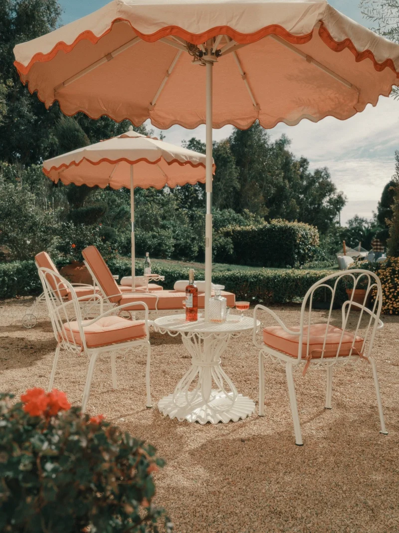 Chaise de jardin en métal blanc antique et coussin en tissu rose Rivie Pink The Al Fresco - Business & Pleasure