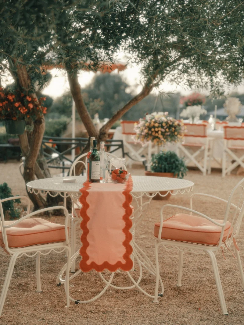 Chaise de jardin en métal blanc antique et coussin en tissu rose Rivie Pink The Al Fresco - Business & Pleasure