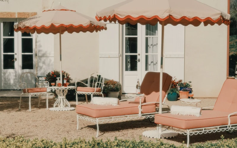 Chaise de jardin en métal blanc antique et coussin en tissu rose Rivie Pink The Al Fresco - Business & Pleasure
