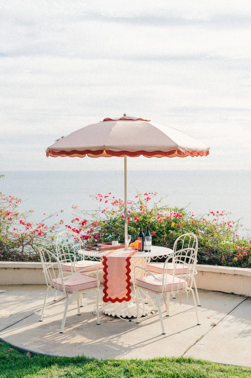 Chaise de jardin en métal blanc antique et coussin en tissu rose Rivie Pink The Al Fresco - Business & Pleasure