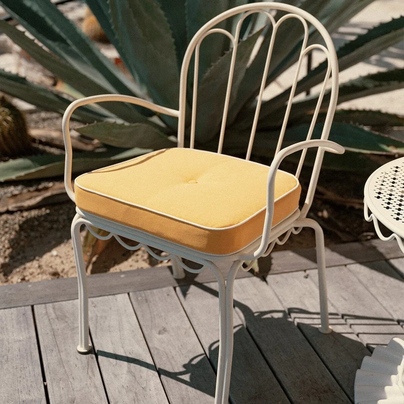Chaise de jardin en métal blanc antique et coussin en tissu jaune Rivie Mimosa The Al Fresco - Business & Pleasure