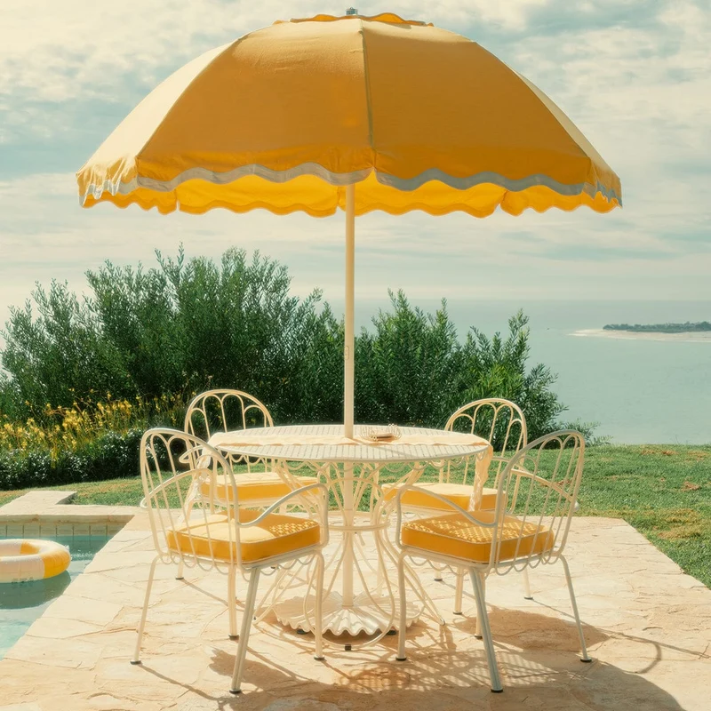 Chaise de jardin en métal blanc antique et coussin en tissu jaune Rivie Mimosa The Al Fresco - Business & Pleasure