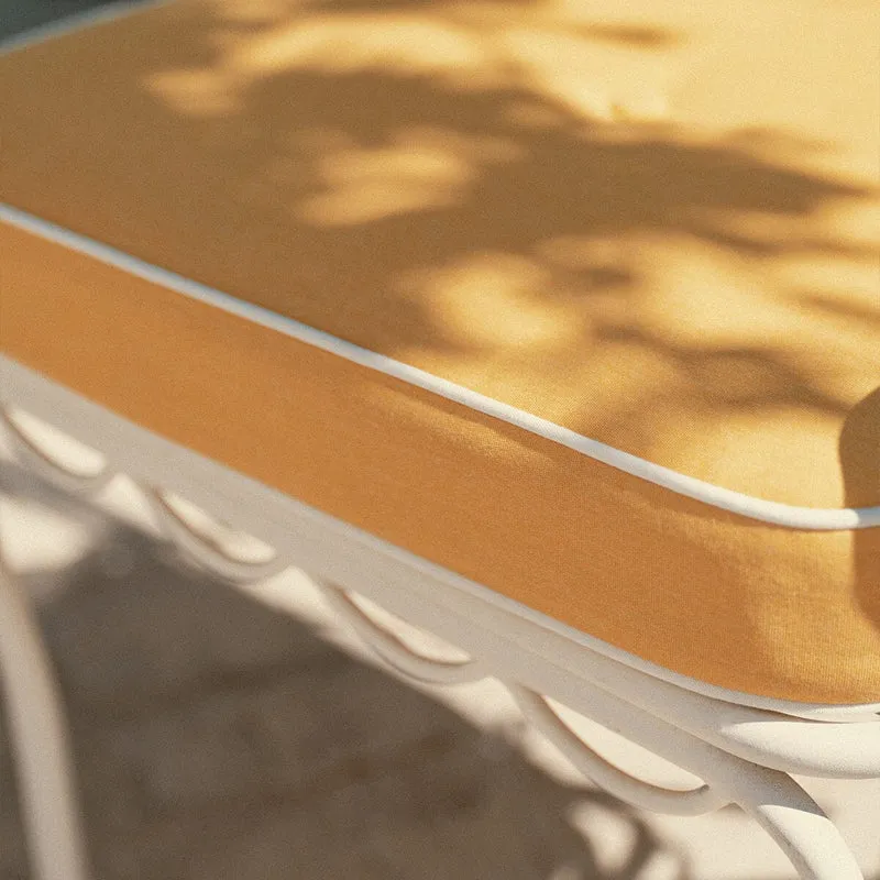 Chaise de jardin en métal blanc antique et coussin en tissu jaune Rivie Mimosa The Al Fresco - Business & Pleasure