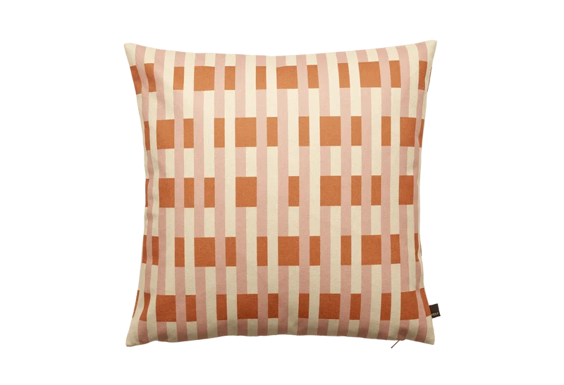 Coussin carré à rayures en tissu orange rose et beige 60x60cm Striped - Fest Amsterdam