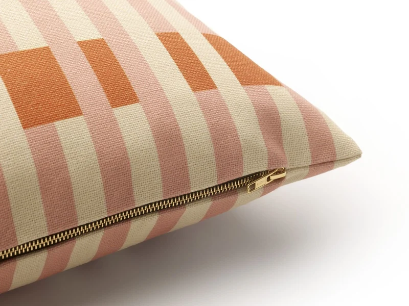 Coussin carré à rayures en tissu orange rose et beige 60x60cm Striped - Fest Amsterdam