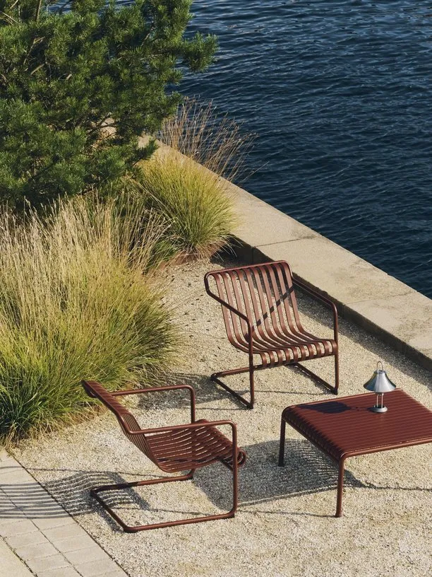 Fauteuil de jardin avec accoudoirs en acier rouge Palissade - HAY