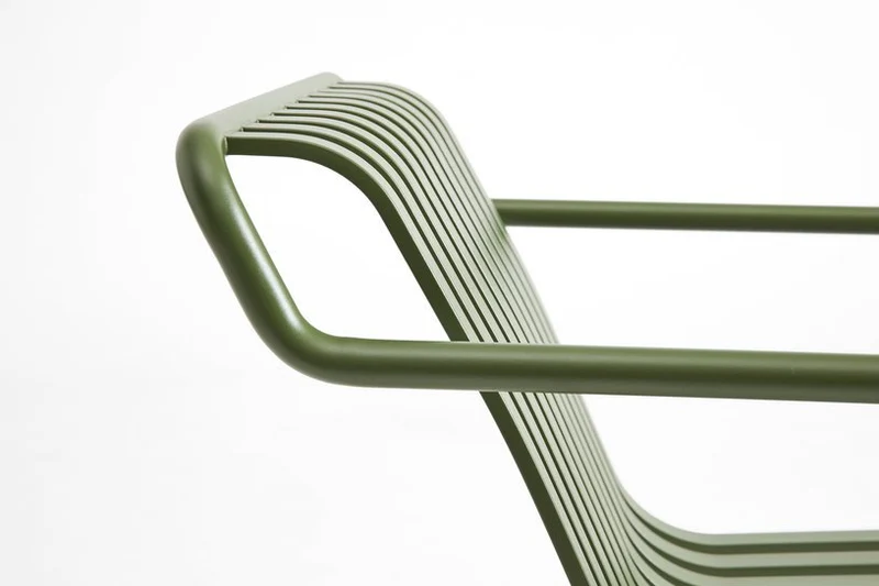 Fauteuil de jardin avec accoudoirs en acier vert olive Palissade - HAY