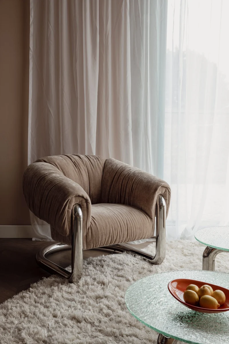 Fauteuil rétro en velours marron et acier chromé Marly - Dutchbone