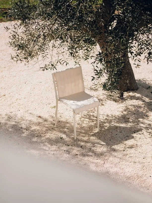 Chaise de jardin en acier beige Oto - noo.ma