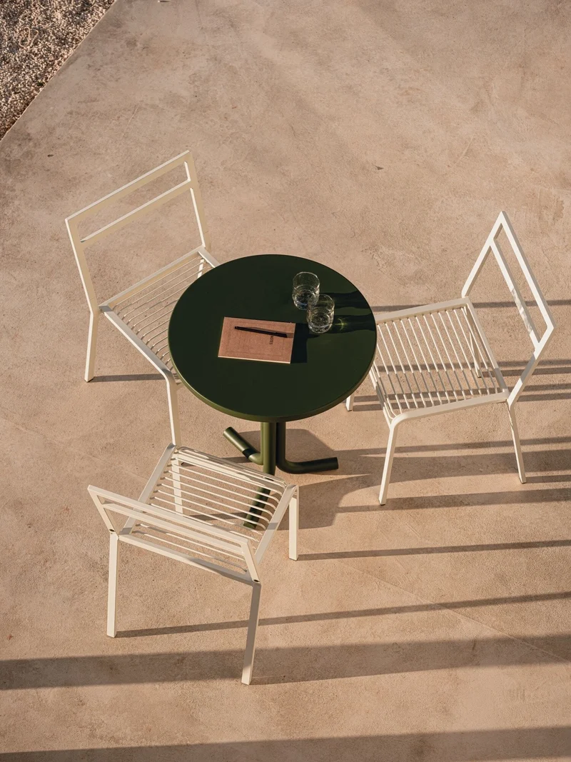 Chaise de jardin en acier beige Oto - noo.ma