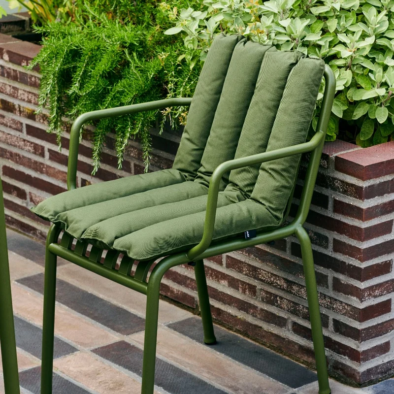 Coussin matelassé doux pour fauteuil et chaise olive Palissade - Hay