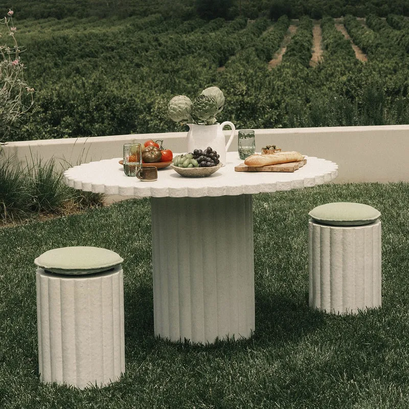 Tabouret de jardin rond en béton blanc antique et coussin en tissu bouclé blanc antique 33cm Daisy - Business & Pleasure