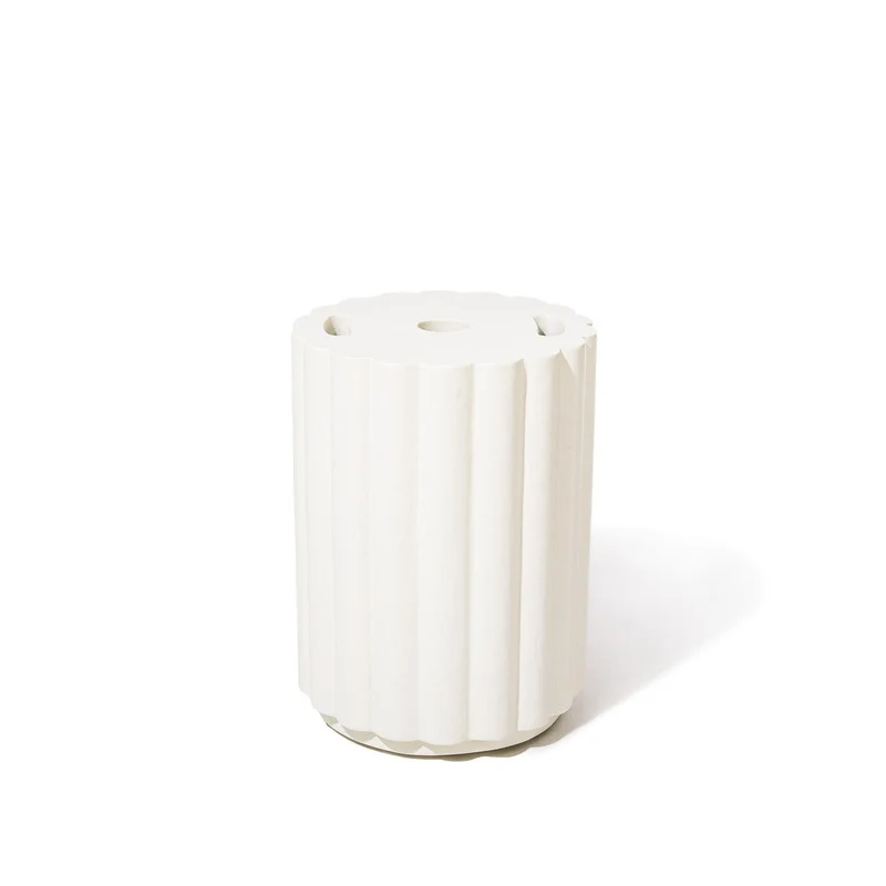 Tabouret de jardin rond en béton blanc antique et coussin en tissu bouclé blanc antique 33cm Daisy - Business & Pleasure