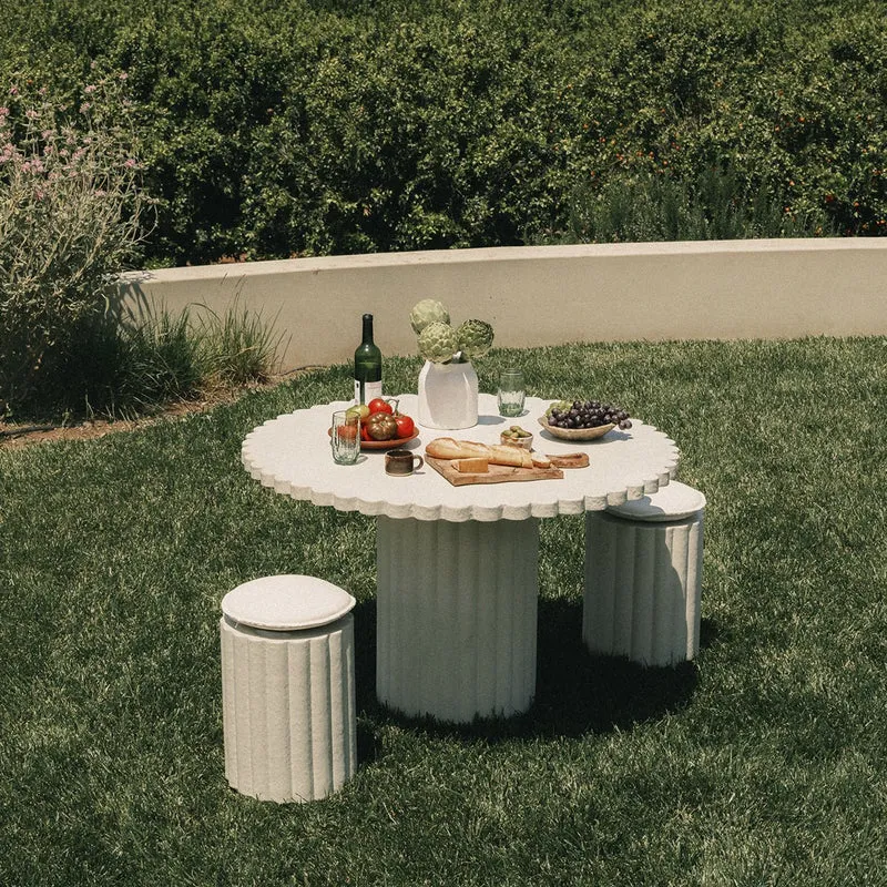 Tabouret de jardin rond en béton blanc antique et coussin en tissu bouclé blanc antique 33cm Daisy - Business & Pleasure