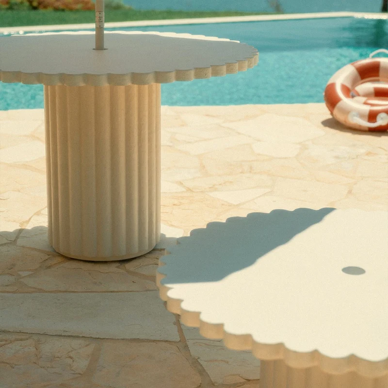 Table basse de jardin ronde en béton blanc antique 95cm Daisy - Business & Pleasure