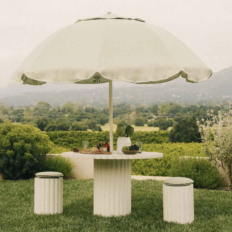 Table à manger de jardin ronde en béton blanc antique 116,8 Daisy - Business & Pleasure