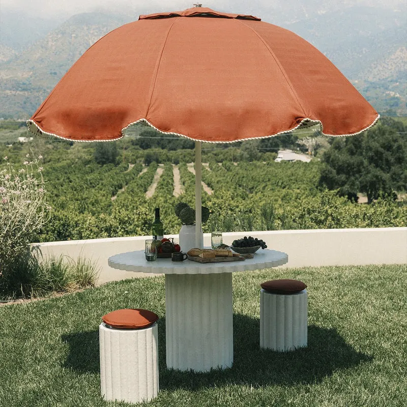 Table à manger de jardin ronde en béton blanc antique 116,8 Daisy - Business & Pleasure